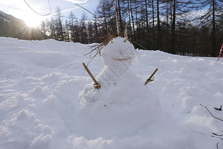 冬季高阿尔卑斯山的蒙金维尔雪雪地村庄游戏全景雪人假期松树小木屋山脉首脑旅游图片