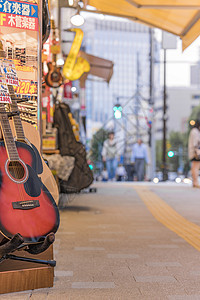 东京靠近明治大学的小泉县区橱窗电吉他展示吉他乐器录音音乐销售萨克斯管二手图片
