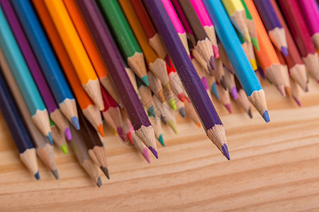 彩色铅笔乐器补给品棕色木头蜡笔学校桌子锯末学习艺术图片
