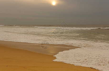 海滩海岸孤独悬崖蓝色岩石首脑日落支撑天空海浪图片