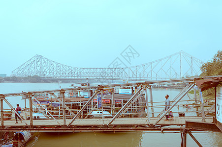 码头桥 一条渡轮服务运输工具 从连接加尔各答和霍赫拉市的Hooghly河岸为通勤者提供快速往返交通独木舟结构车站城市生活地标桥梁图片