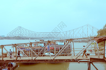 码头桥 一条渡轮服务运输工具 从连接加尔各答和霍赫拉市的Hooghly河岸为通勤者提供快速往返交通住区设备天空国家城市生活景观运图片
