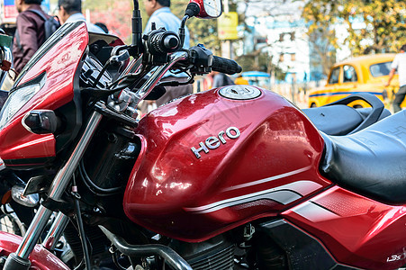 2020 年 3 月在印度加尔各答西孟加拉邦路边汽车修理店发现的燃料储罐和发动机控制单元上的品牌摩托车经典红色模型特写图片