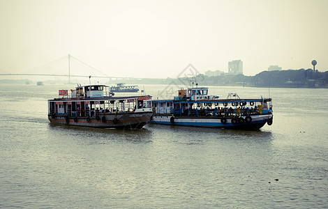 一艘发射船或摩托艇是一种机动车辆 载着乘客穿过 Hooghly 河 夏季驶向孟加拉湾 2020 年 3 月加尔各答豪拉渡轮服务运图片