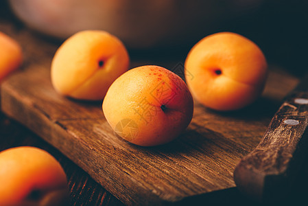 用刀砍切板的梅花杏子橙子饮食果汁收成乡村水果盘子木板桌子甜点图片
