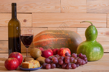 水果和葡萄酒木头南瓜瓶子工作室甜点奇异果饮食桌子玻璃营养图片