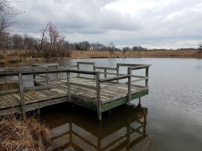 带有湖泊或池塘水的木甲板或码头木头平台图片