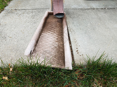 金属排水管和灰水泥管道路面院子草地水管水泥管子排水沟灰色图片