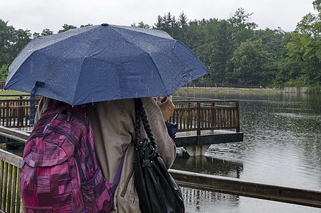 在Dupnitsa镇附近的Rila Park带雨伞公园森林小路场地环境行人岩石季节民众石头图片