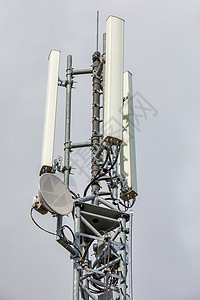 配有天线的无线通讯塔图片