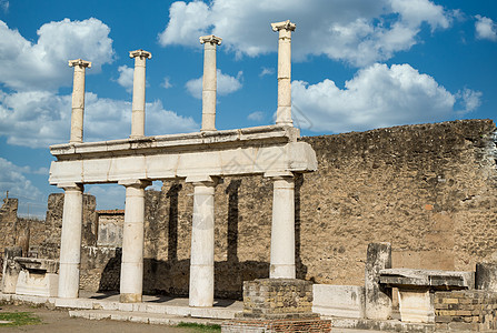 Pompeii 中的四列图片