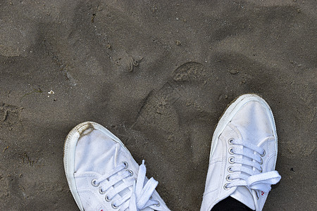 Canvas 鞋在沙滩上行走图片