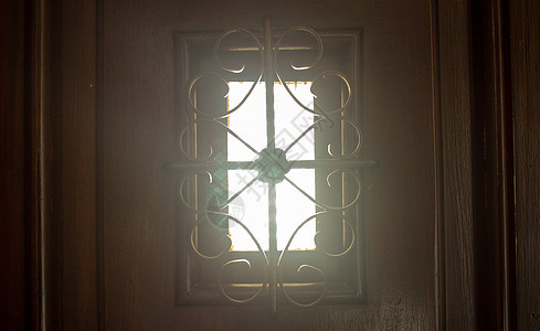 安全问题主要入口大门的小小窗口一扇小窗户太阳棕色玻璃港口艺术金属乡村黄色木头图片