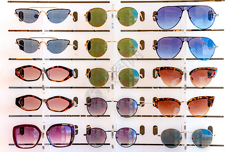 与许多太阳镜站在一个光学仓库里团体店铺阴影眼镜店奇观销售陈列柜商业风镜眼镜图片
