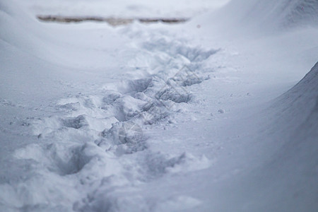 靴子在雪雪人行道上左侧的足迹图片