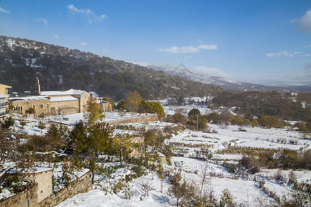 村里满是积雪街道建筑学建筑物城市国家房子教会历史性历史景观图片