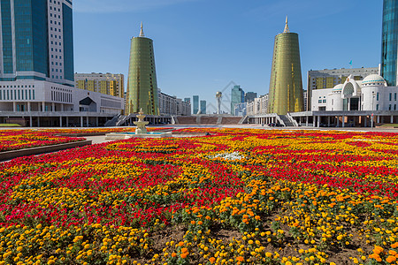 Baiterek 塔的视图摩天大楼城市地标纪念碑建筑玻璃首都建筑学景观金子图片