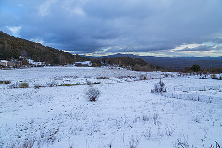 村里满是积雪建筑物城市景观旅行历史性建筑学寺庙教会国家遗产图片