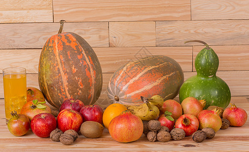 秋季水果农业坚果收藏团体食物栗子季节性植物石榴木头图片