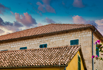 石头建筑上的旧瓷砖屋顶图片