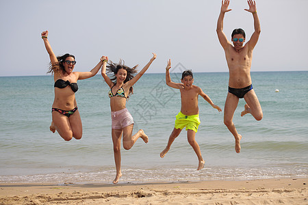 跳跃家庭在海边装扮图片