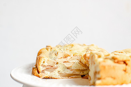 自制有机苹果馅饼甜点夏洛特 白板上的可乐苹果派盘子美食皮匠水果木头糕点勺子面包食物烹饪图片