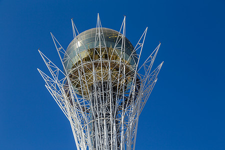 Baiterek 塔的视图城市纪念碑地标景观金子建筑建筑学摩天大楼玻璃首都图片