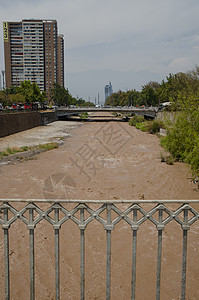 智利圣地亚哥市的马波乔河建筑首都建筑物景观沉积物风光淡水栅栏河流桥梁图片