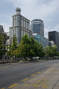 智利圣地亚哥的贝尔纳多奥希金斯大道城市树木途径房屋街道摩天大楼建筑物房子道路首都图片