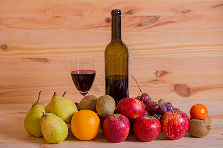 水果和葡萄酒甜点葫芦桌子玻璃南瓜食物木头工作室瓶子营养图片