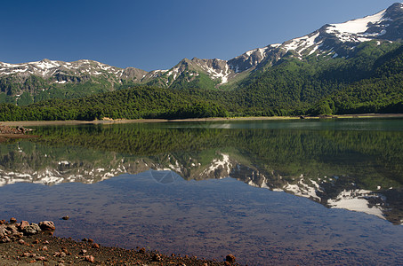 裂缝和森林在康吉里奥湖上反射山脊山峰悬崖场景风景栖息地生境峭壁湿地山脉图片