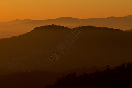 山边的日落季节晴天红色风景场景天空太阳橙子天气公园图片