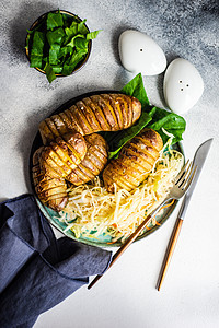 与烤土豆一起吃蔬菜晚饭刀具食物桌子盘子迷迭香香料草本植物土豆沙拉美食图片