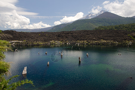 云层覆盖着阿尔科·伊里斯环礁湖和莱玛火山图片