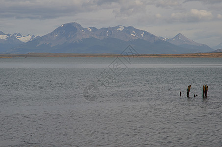 在背景之下是最后的和Sarmiento山区进口海岸海岸线风景海域场景入口山脉木杆海景图片