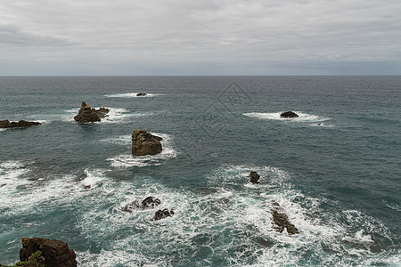 观察波浪和悬崖 靠近地标沿海海滩海岸海岸线冲浪海洋风景岩石旅行图片