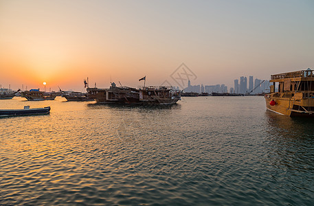 传统三角帆船建筑学日落反射商业景观独桅起重机城市天空首都图片