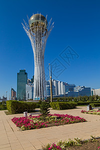 Baiterek 塔的视图纪念碑建筑城市景观地标玻璃金子摩天大楼建筑学首都图片