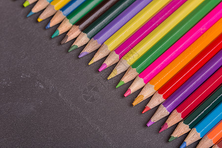 彩色铅笔艺术学校刨花工具锯末补给品木头棕色彩虹蜡笔图片