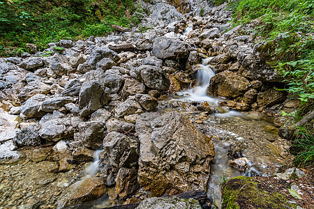 美丽的溪流和小瀑布 在Zugspitze的Eibsee上的小型瀑布流动来源观光苔藓舒适淡水泉水饮用水激流牧歌图片