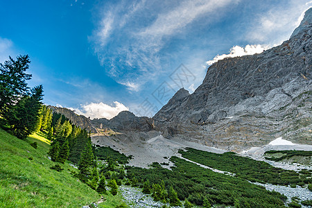 远足美丽 爬到德国最高山峰Ehrwald和Eibsee附近的Zugspitze极限旅行山顶高山假期攀岩岩石远足者冒险松树图片