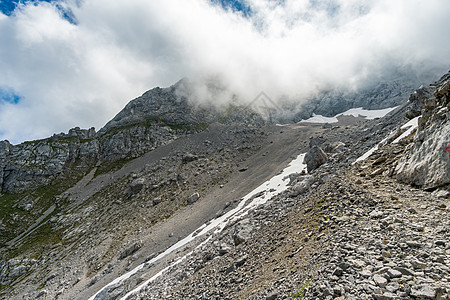 远足美丽 爬到德国最高山峰Ehrwald和Eibsee附近的Zugspitze登山山顶远足者松树外表冒险旅行顶峰高山日光图片