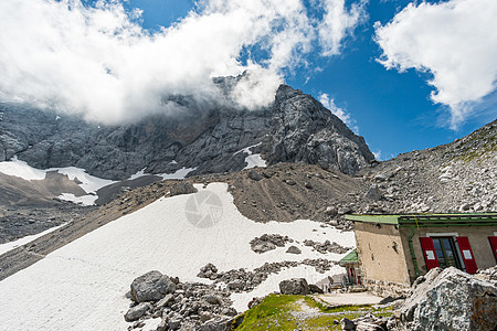 远足美丽 爬到德国最高山峰Ehrwald和Eibsee附近的Zugspitze电子书登山高山攀岩极限日光松树顶峰冒险山顶图片