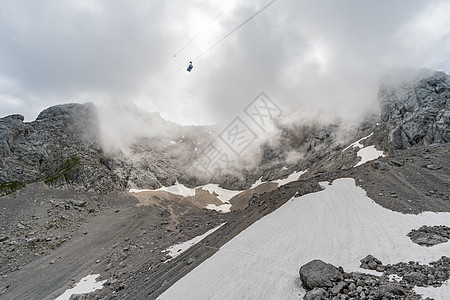 远足美丽 爬到德国最高山峰Ehrwald和Eibsee附近的Zugspitze登山者旅行松树滑雪冒险运动假期顶峰铁索日光图片