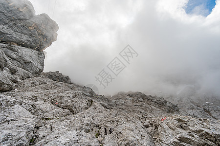 远足美丽 爬到德国最高山峰Ehrwald和Eibsee附近的Zugspitze旅行冒险日光登山运动登山者电子书攀岩观光滑雪图片