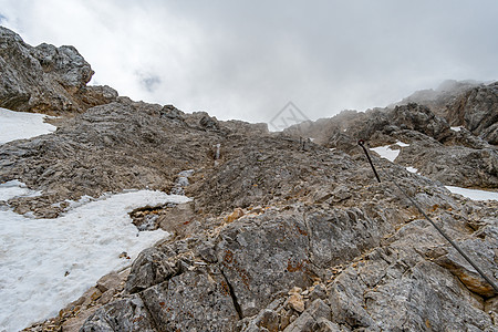 远足美丽 爬到德国最高山峰Ehrwald和Eibsee附近的Zugspitze全景攀岩岩石远足者假期松树运动高山登山冒险图片