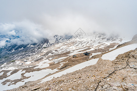 远足美丽 爬到德国最高山峰Ehrwald和Eibsee附近的Zugspitze假期旅游远足者外表观光旅行登山极限攀岩运动图片