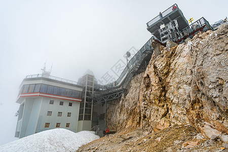 远足美丽 爬到德国最高山峰Ehrwald和Eibsee附近的Zugspitze高山运动极限远足者滑雪旅游山顶铁索假期日光图片