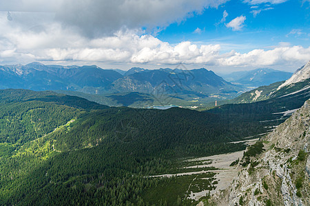 远足美丽 爬到德国最高山峰Ehrwald和Eibsee附近的Zugspitze岩石外表电子书登山冒险松树顶峰运动日光攀岩图片