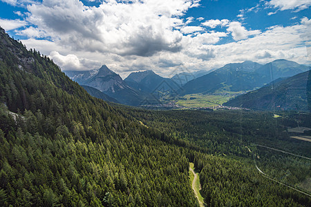 远足美丽 爬到德国最高山峰Ehrwald和Eibsee附近的Zugspitze铁索岩石登山外表攀岩电子书顶峰假期全景滑雪图片